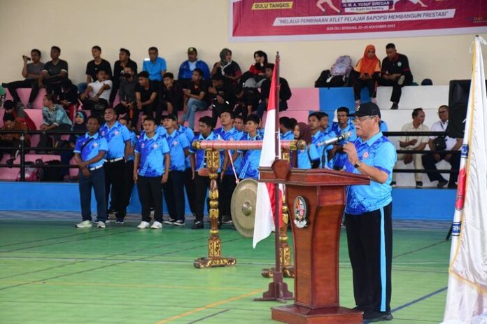 Plt.Bupati Deli Serdang,HM. Ali Yusuf Siregar membuka Popkab daerah itu di GOR Lubuk Pakam (f:ist/mistar)