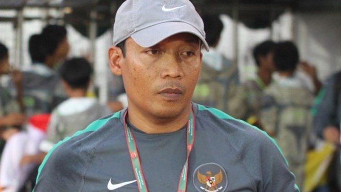 Miftahuddin Mukson saat berseragam Pelatih Timnas U-19 beberapa tahun lalu. (F:Iqbal/Mistar)