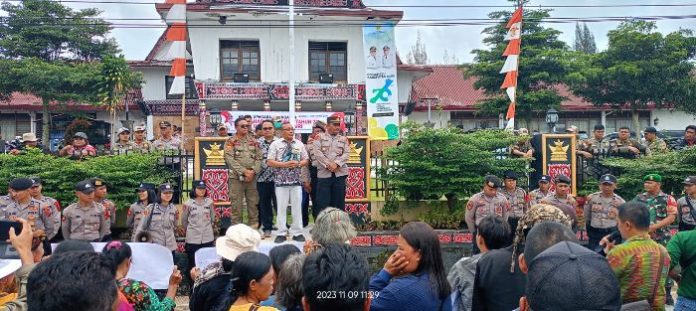 Tuntut Perhitungan Ulang, Cakades dan Massa Pendukung Demo Kantor Bupati Dairi