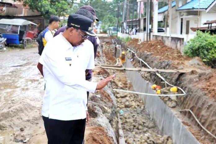 Wakil Bupati Simalungun Zonny Waldi melakukan supervisi pembangunan drainase di kota Perdagangan Kecamatan Bandar, Kabupaten Simalungun