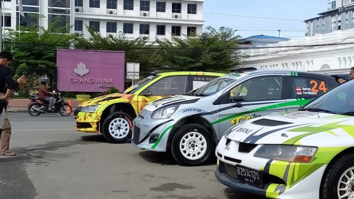 Memfoto mobil Rally