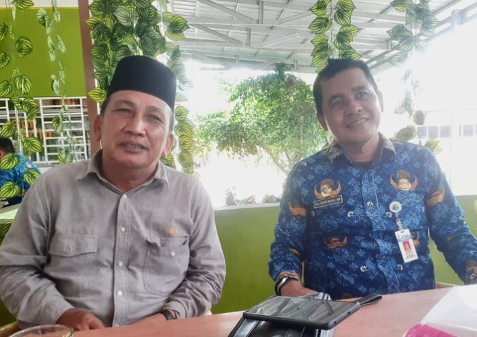Ketua KONI Kabupaten Batu Bara M Nur Ain (kiri) dan Kadis Parpora Kabupaten Batu Bara Sapri Moesa. (foto : Ebson/Mistar)