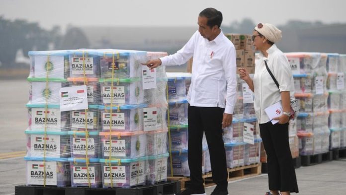 Presiden Joko Widodo melepaskan pengiriman bantuan kepada warga Palestina (f;detik/ mistar)