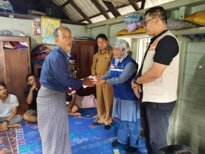 Pemerintah Provinsi Sumut melalui BPBD Sumut menyerahkan bantuan kepada keluarga korban banjir bandang di Kecamatan Harian (f:ist/mistar)