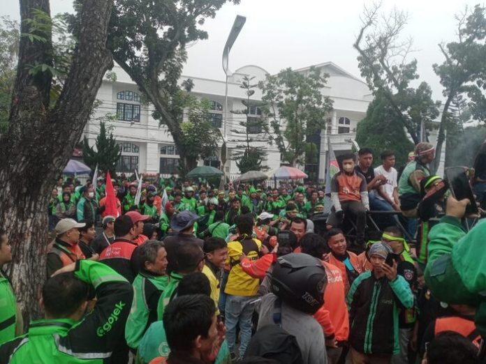 Ratusan draiver ojol yang berjoget di depan Kantor Gubernur Sumut (f: Matius/Mistar)