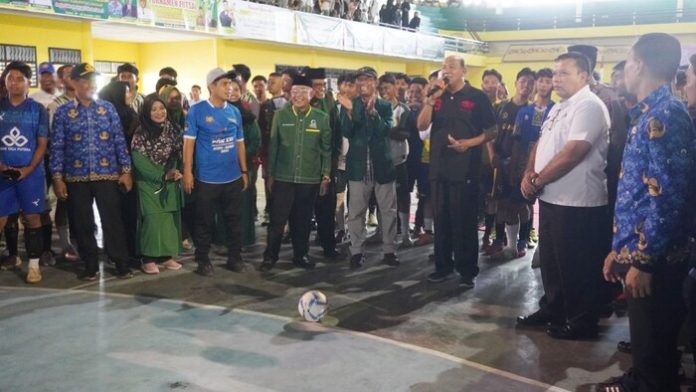 Plt Bupati Langkat H.Syah Afandin SH Melakukan Tendangan Pertama Pembukaan Trnamen Futsal (f:endang/mistar)