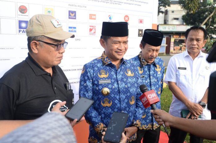 Penjabat Gubernur Sumut Hassanudin bersama Ketua Bawaslu Sumut M Aswin Diapari Lubis menandatangani kesepakatan menjalankan Pemilu Damai 2024,di Lapangan Istana Maimun, Jalan Brigjend Katamso Medan, Rabu (29/11/2023). (f :ist/mistar)