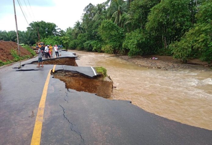 Dampak hujan deras Jalan Nasional Batang Toru - Natal longsor sepanjang 70 meter (f:ist/mistar)