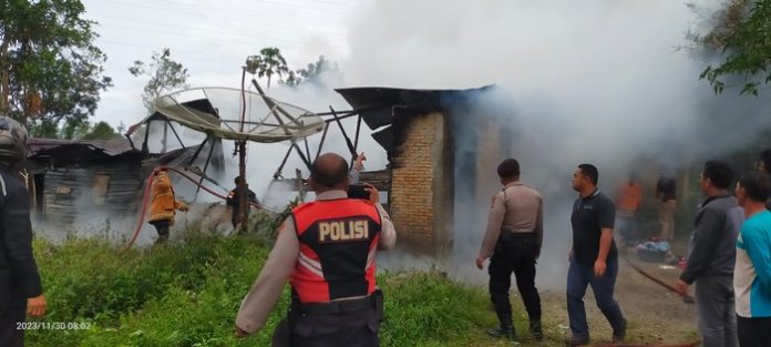 Dua unit rumah di Jalan Air Bersih, Kelurahan Batang Beruh, Kecamatan Sidikalang Kabupaten Dairi terbakar (f;ist/mistar)