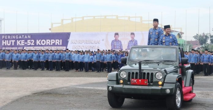 Pj Gubernur Sumut Hassanudin memimpin upacara perayaan dirgahayu 52 tahun KORPRI di Lapangan Astaka, Jalan Williem Iskander/Jalan Pancing, Deliserdang, Rabu (29/11). (f:ist/mistar)