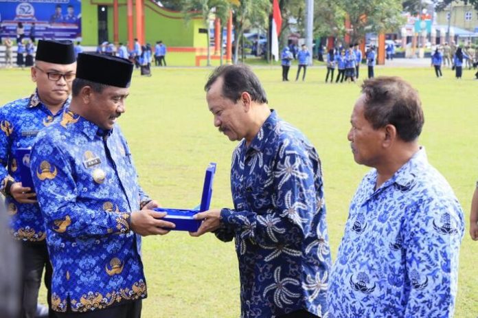 Wali Kota Binjai berikan penghargaan kepada anggota Korpri berprslestasi (f:ist/mistar)