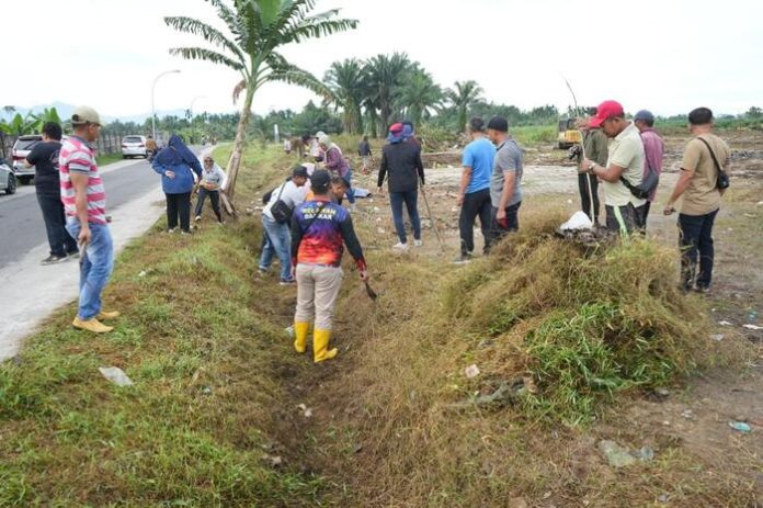 Petugas dan alat berat saat membersihkan lahan di Kecamatan Medan Tuntungan (f:ist/mistar)