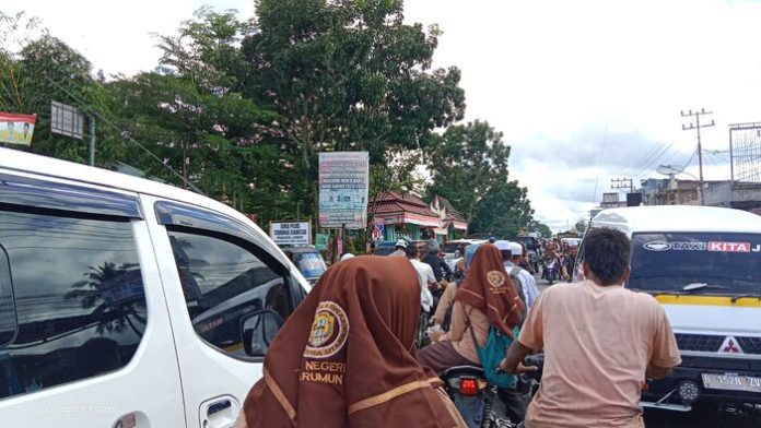 Macet parah yang terjadi di wilayah Kelurahan Pasar Sibuhuan, Kabupaten Padang Lawas (f:iskandar/mistar)