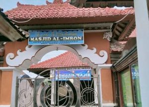 Tampak depan Masjid Al-Imron Di Kampung Toyapakeh, Pulau Nusa Penida (f:ist/mistar).