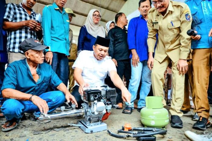 Bupati Batu Bara Zahir (kemeja putih) menjelaskan penggunaan mesin konversi BBM ke BBG (f:ist/mistar)