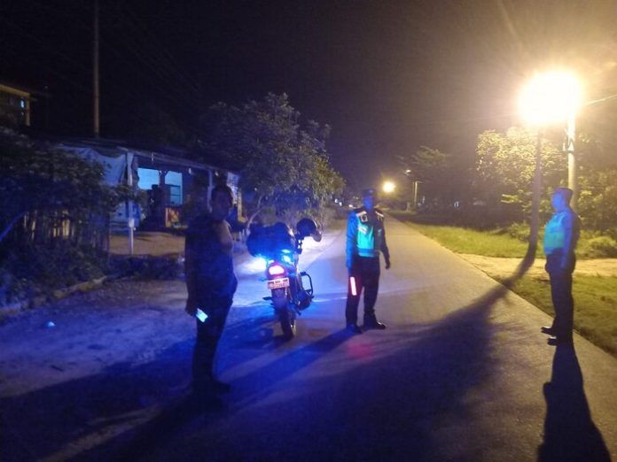 Petugas Posek Sipispis Resort Tebing Tinggi saat menggelar Patroli di Ruas Jalan Lintas Desa Marjanji (f:ist/mistar)