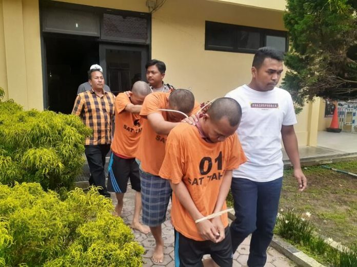 Polres Toba tangkap tiga pelaku pencuri dana desa (f;hotman siagian/mistar)