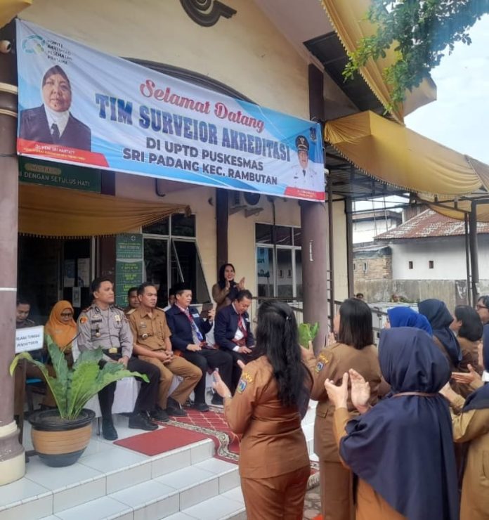 Ketua Tim Surveior Re Akreditasi Edi Subroto, SKM, M.Kes, didampingi Camat Rambutan Marwansyah Harahap (f:ist/mistar)
