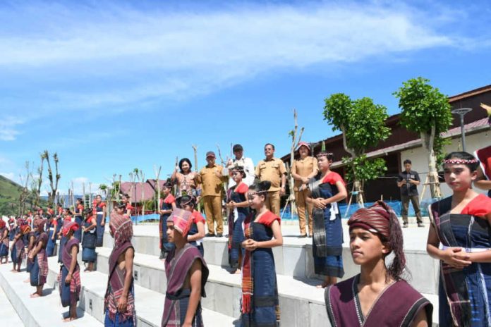 Lembaga adat dan budaya Desa Pardomuan I menggelar ritual adat dan budaya di lokasi Water Front City Pangururan (f:ist/mistar)