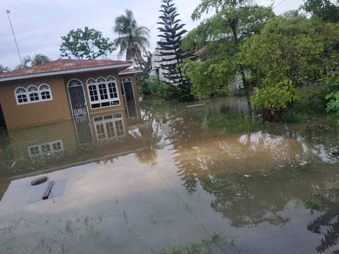 Rumah warga banjir akibat tingginya intensitas hujan (f:sembiring/mistar)