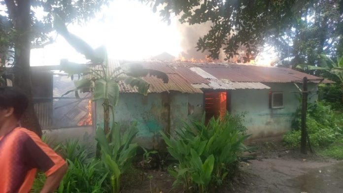 Rumah semi permanen milik Syarijal terbakar di Medan Labuhan (f:ist/mistar)