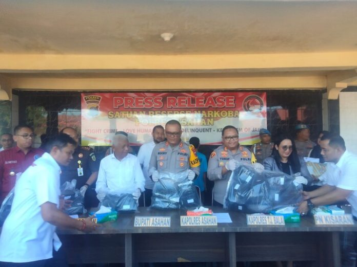 Polisi memperlihatkan barang bukti 50 kilogram narkoba jenis sabu dari Malaysia yang rencananya dikirim ke Jakarta. (f:perdana/mistar)