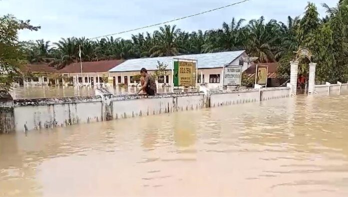 Kondisi salah satu sekolah dasar negeri di Desa Piasa Ulu yang terendam banjir (f:ist/mistar)