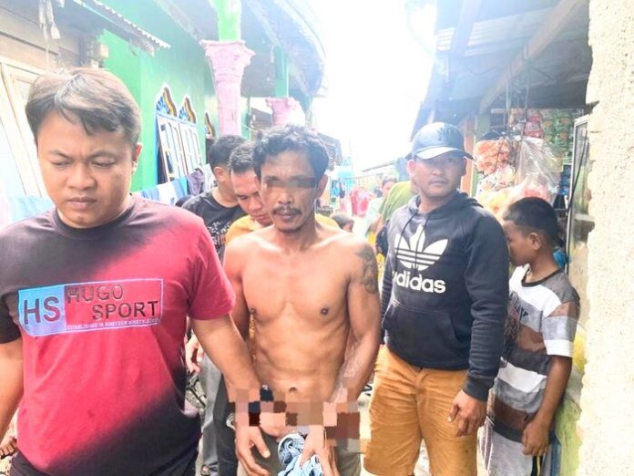 Tersangka D saat ditangkap di Pasar Kerang Tanjungtiram (f:ist/mistar).