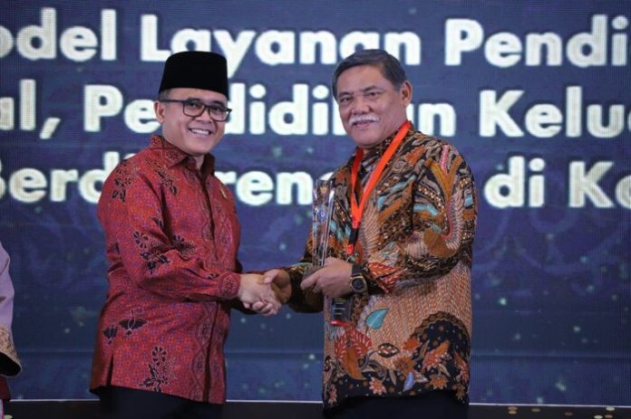 Menpan-RB, Abdullah Azwar Anas menyerahkan penghargaan Top 45 Inovasi Pelayanan Publik kepada Plt Bupati Deli Serdang, HM Ali Yusuf di Hotel Bidakara, Jakarta, (f:ist/mistar)