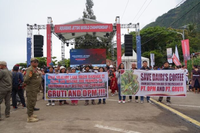 Dalam acara Aquabike, sejumlah warga berunjuk rasa, meminta untuk menjaga keselamatan Danau Toba (f;manru/mistar)