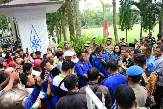 Plt Bupati Deli Serdang,HM.Ali Yusuf Siregar menemui pengunjukrasa dari Gerakan Buruh Berjuang untuk Keadilan (Gebrak) yang malakukan unjukrasa depan Kantor Bupati Deli Serdang, Kamis (23/11/23). (frinaldi/mistar)