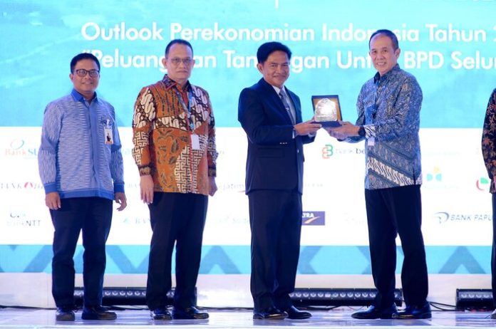 Pj Gubernur Sumut Hassanudin membuka Seminar Bank Pembangunan Daerah di Medan (f;ist/mistar)