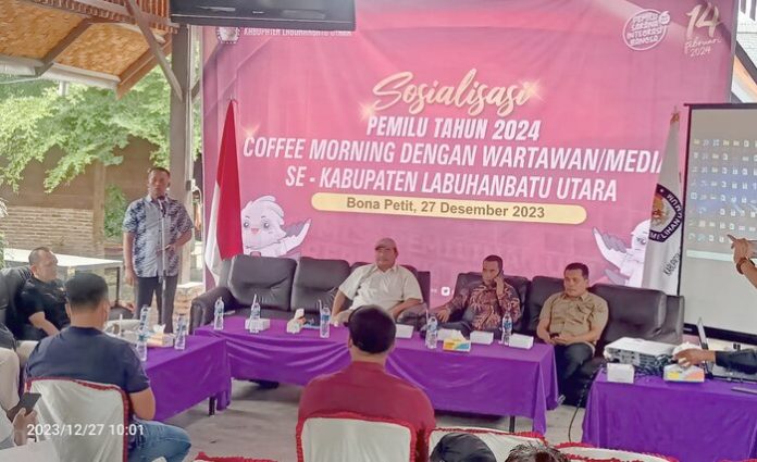 Ketua KPU Labura Adi Susanto memberi sambutan sebelum coffe morning dengan wartawan di salah satu cafe di perbatasan Labura-Asahan (f;sunusi/mistar)