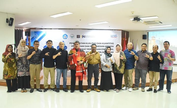 Foto Bersama Lembaga Penelitian dan Pengabdian Masyarakat (LPPM) Universitas Negeri Medan bersama Rektor Unimed (f:ist/mistar)