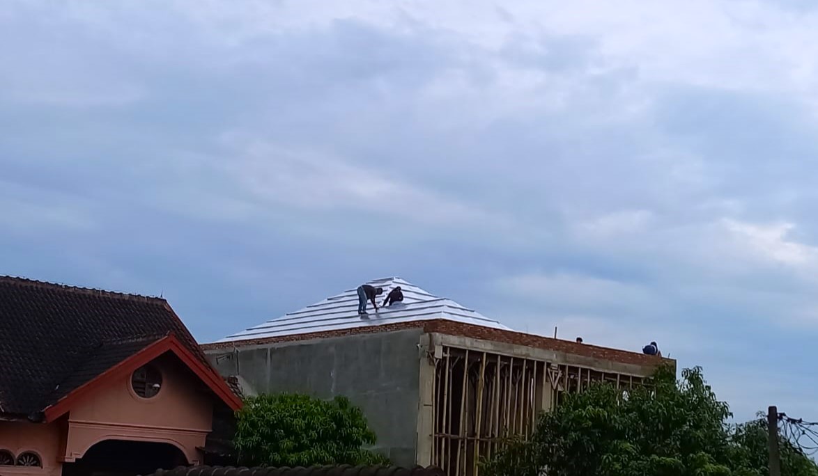 Memasang pelapis atap