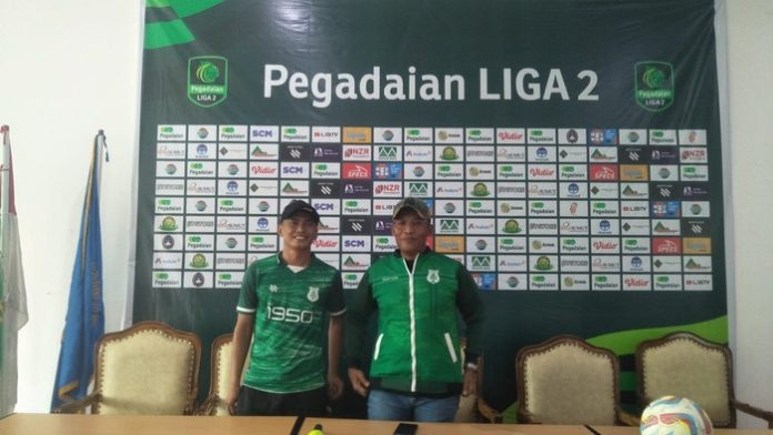 Pelatih PSMS Medan, Miftahuddin Mukson (kiri) dan Pemain PSMS, Munadi saat Temu Pers. (F:Iqbal/Mistar)