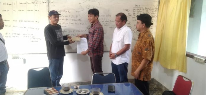 Darto (pakai topi) menerima tali asih dari PTPN1 Regional Satu (sebelumnya PTPN2) diwakili oleh Manager Kebun Limau Mungkur (f:ist/mistar)
