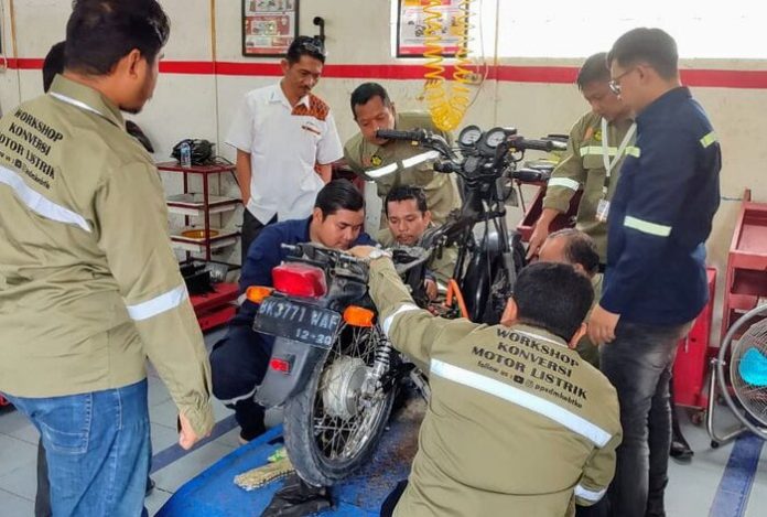 Peserta workshop berhasil merakit tiga motor listrik di SMK Swasta Persiapan Pematang Siantar. (f;Ist/mistar)