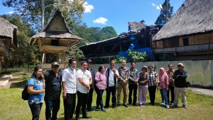 TACB Simalungun saat melakukan kunjungan ke Rumah Bolon di Kecamatan Purba, Kabupaten Simalungun