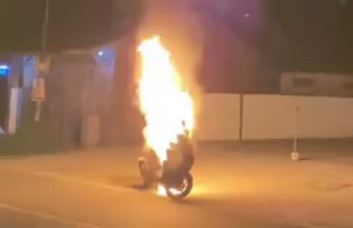 Tangkapan layar sepeda motor pencuri besi dibakar warga