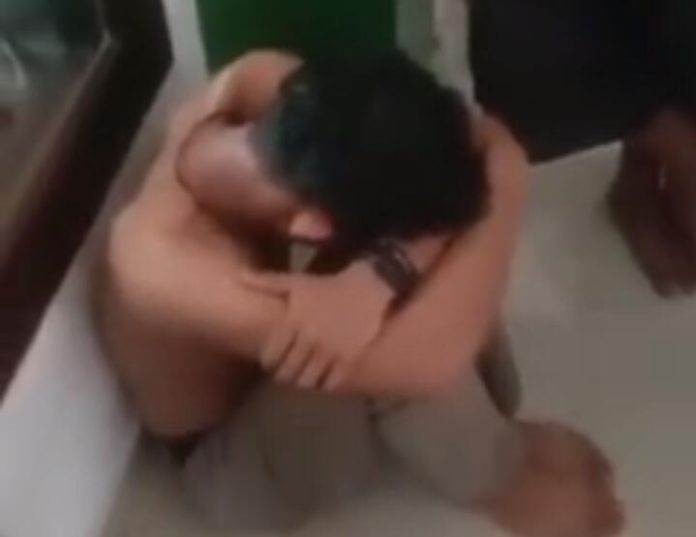 Tangkapan layar video viral seorang pria curi handphone di Masjid