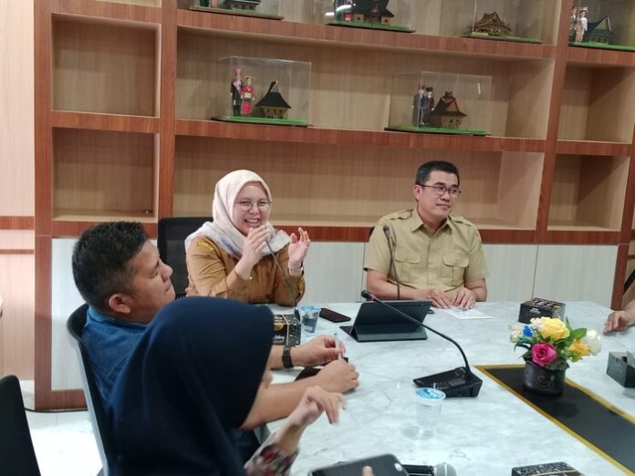 epala Dinas Koperasi dan UKM Provinsi Sumatera Utara Dr. Naslindo Sirait. (f:dedy hutajulu/mistar)