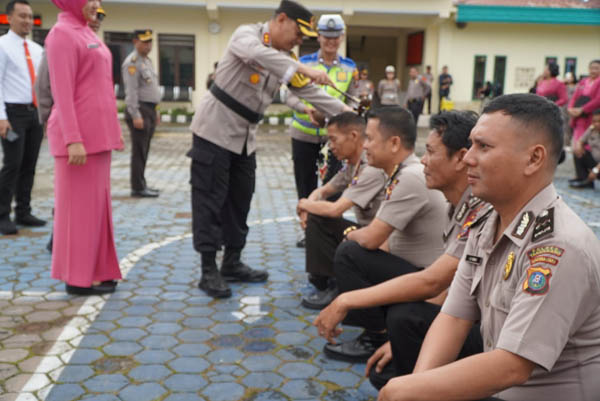 34 Personel Polres Tanah Karo Ikuti Upacara Kenaikan Pangkat - HARIAN ...