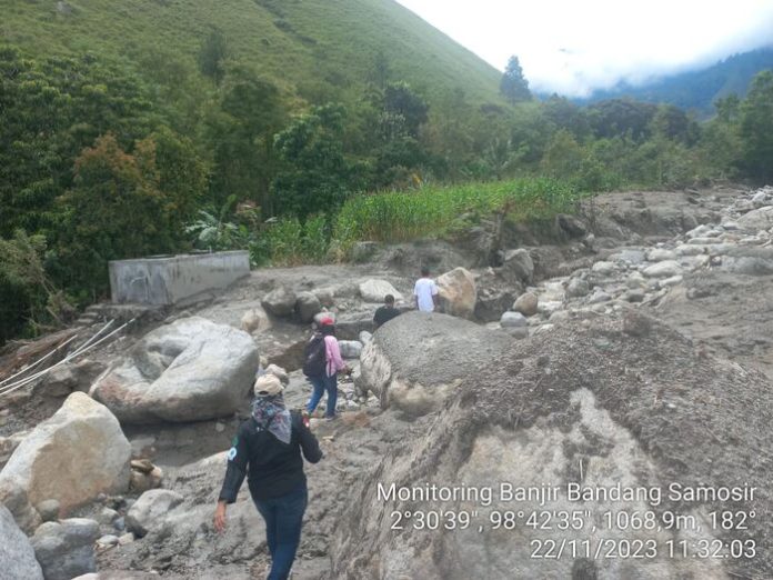 Tim DAS Asahan- Barumun saat lakukan analisis dan investigasi di lokasi banjir bandang, Kabupaten Samosir. (f:ist/mistar)