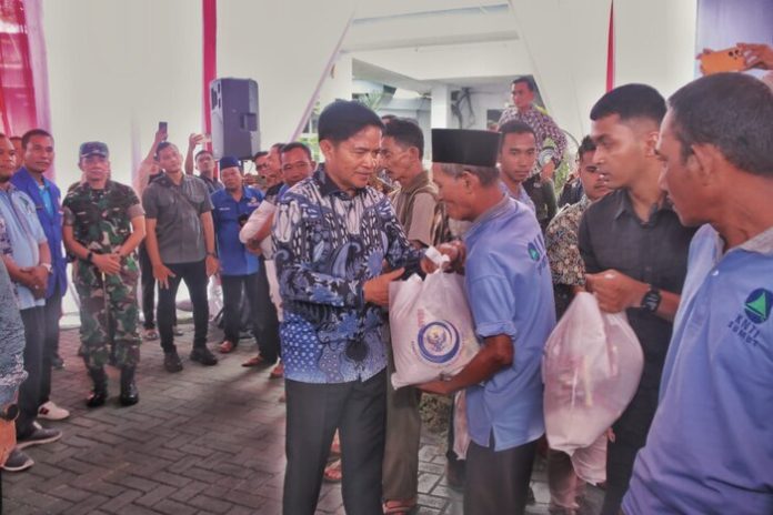 Penjabat (Pj) Gubernur Sumut Hassanudin menyerahkan bantuan berupa paket sembako, sertifikat, dan buku pelaut kepada 200 nelayan di Belawan (f;ist/mistar)