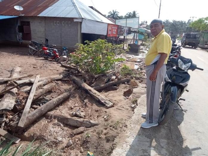Sekcam Batang Lubu Sutam, Pardamean Lubis meninjau rumah warga yang kena banjir (f:ist/mistar)