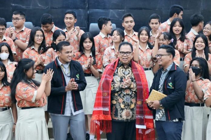 Ketua DPRD Sumatera Utara, Baskami Ginting bersama para siswa St. Ignatius. (f:hutajulu/mistar)