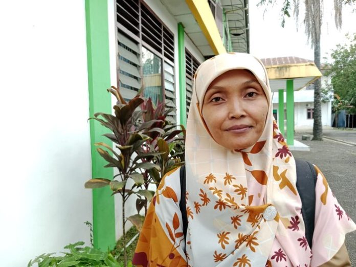 Marlina, Guru Tata Busana di SLB Negeri Pembina, di Medan, Senin (11/12/23). (f:hutajulu/mistar)