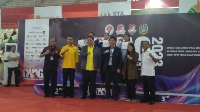 Ketua Umum PB Wushu Indonesia, Airlangga Hartanto menyerahkan medali ke atlet di Kejurnas Wushu 2023. (F:Iqbal/Mistar)