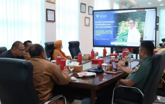 Plt. Asisten Perekonomian dan Pembangunan Ir. Nasrullah didampingi Danramil 13/ TT Kapt. Inf. Yudi Chandra dan Agustiar mewakili Kepala BPS, saat Mengikuti Rakor Infalasi Virtual di ruang kerja Wali Kota lantai IV gedung Balai Kota (f:ist/mistar)